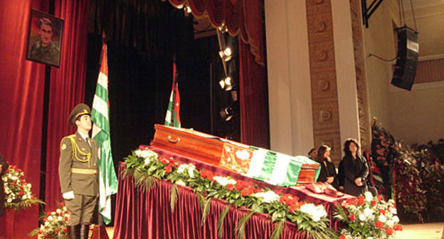 Церемония прощания с Владиславом Ардзинбой в здании Абхазской государственной филармонии. Сухум, 9 марта 2010 года. Фото "Кавказского Узла"