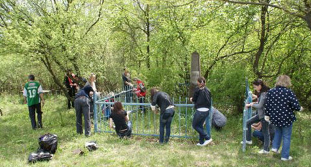 Группа активистов общественной поисковой организации "Харон" в период благоустройства памятника солдатам и офицерам Советской Армии, которые погибли в ходе битвы за Кавказ. Июнь 2009 года. Фото "Кавказского Узла"