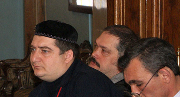 Ингушский правозащитник, член экспертного совета аппарата Уполномоченного по правам человека в России Магомед Муцольгов (слева) на конференции "Положение СМИ и гражданского общества на Северном Кавказе" в Москве. 16 февраля 2010 года. Фото "Кавказского Узла"