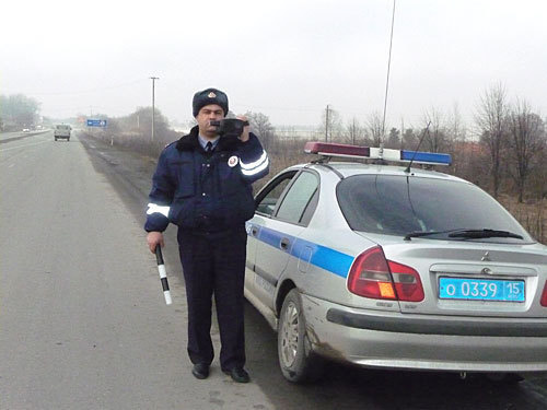 Северная Осетия, инспектор дорожно-патрульной службы, старший лейтенант милиции Валерий Янхотов с помощью прибора контролирует скорость движения автотранспорта на трассе Владикавказ-Алагир. Фото "Кавказского Узла" Северная Осетия, инспектор дорожно-патрульной службы, старший лейтенант милиции Валерий Янхотов с помощью прибора контролирует скорость движения автотранспорта на трассе Владикавказ-Алагир. Фото "Кавказского Узла"