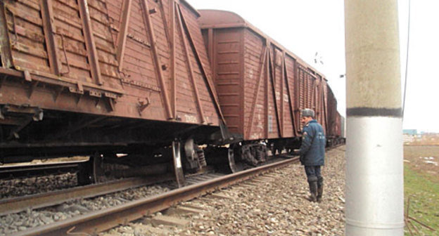 Место крушения поезда на окраине Махачкалы, 12 марта 2010 года. Фото пресс-службы МЧС Дагестана