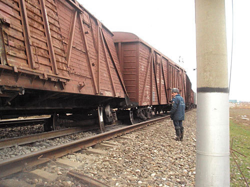 Место крушения поезда на окраине Махачкалы, 12 марта 2010 года. Фото пресс-службы МЧС Дагестана