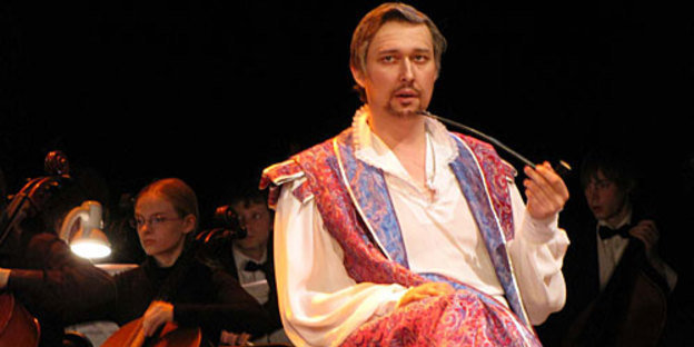 Мировая премьера ранней редакции оперы Прокофьева "Война и мир" в Ростове-на-Дону. На сцене Юрий Зеленин (Долохов). Ростовский Музыкальный театр, 11 марта 2010 года. Фото "Кавказского Узла"