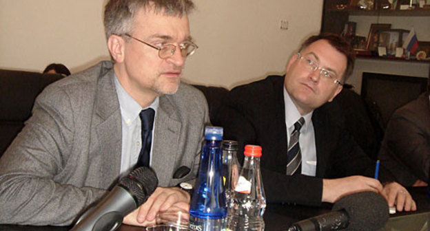 Спецпредставитель ЕС на Южном Кавказе Питер Семнеби (слева). Сухум, 12 марта 2010 года.