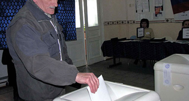 Глухонемой избиратель Александр Уколов на участке №1343. Ростов-на-Дону, 14 марта 2010 года. Фото "Кавказского Узла"