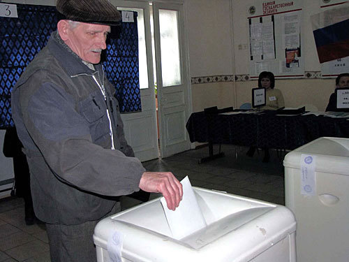 Глухонемой избиратель Александр Уколов на участке №1343. Ростов-на-Дону, 14 марта 2010 года. Фото "Кавказского Узла" Глухонемой избиратель Александр Уколов на участке №1343. Ростов-на-Дону, 14 марта 2010 года. Фото "Кавказского Узла"
