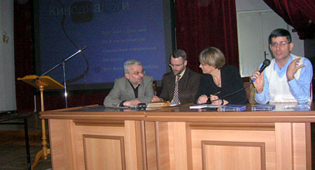Презентация фильмов проекта "Кинодиалоги". Слева направо: депутат Карабахского парламента Гегам Багдасарян, представители международной  организации "Ресурсы и примирение" (Англия) Лоуренс Броэрс, Дженни Нортон и представитель "Интерньюс –Армения" Арут Мансурян. Нагорный Карабах, г.Степанакерт, 9 марта 2010 года. Фото "Кавказского Узла"