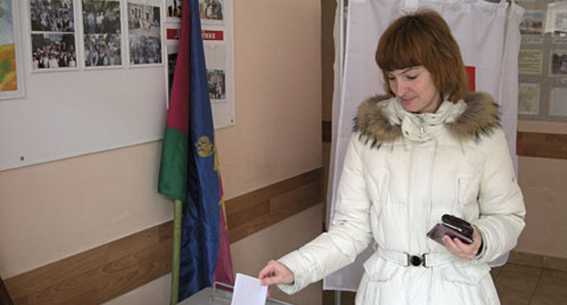 Процесс голосования на участке №46-57 в Сочи. 14 марта 2010 года. Фото "Кавказского Узла" 