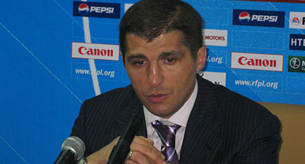 Главный тренер махачкалинского "Анжи" на послематчевой пресс-конференции. Махачкала, 13 марта 2010 года. Фото "Кавказского Узла"