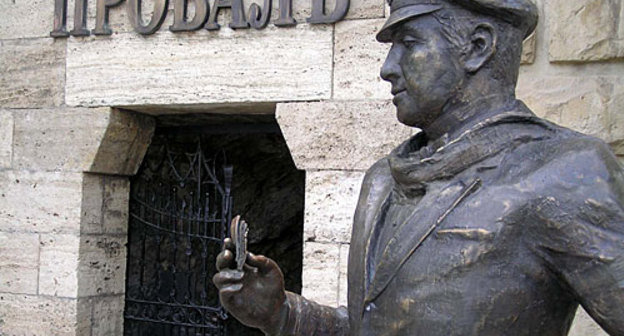 Пятигорск, памятник Остапу Бендеру. Осень 2008 года. Фото "Кавказского Узла"
