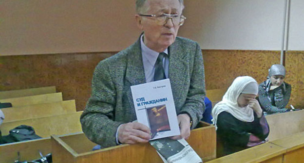 Слушания по уголовному делу против журналистов еженедельника "Черновик". Советник председателя Верховного суда Дагестана Герман Костров. Махачкала, 15 марта 2010 года. Фото "Кавказского Узла"