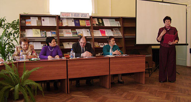 Слева направо: представитель банка "Новация" Е.А.Мещерякова, заместитель министра культуры Адыгеи А.Ш.Сообцокова, руководитель Управления Роспотребнадзора по РА А.Х.Агиров, директор Национальной библиотеки С.А.Кат. Выступает сотрудник отдела экономической и технической литературы Национальной библиотеки Адыгеи Н.П.Плотнерчук. Майкоп, 15 марта 2010 года. Фото "Кавказского Узла"
