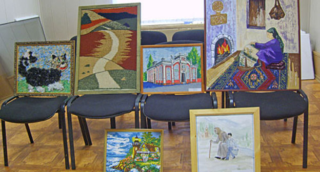 Работы, выставленные на литературно-художественном конкурсе для детей детских домов и школ-интернатов "Дорогою добра и милосердия". Фото "Кавказского Узла"