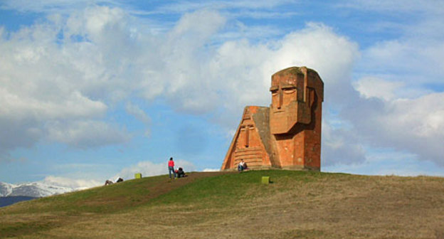 Символ Нагорного Карабаха "Мы и наши горы", Степанакерт. Март 2010 года. Фото "Кавказского Узла"