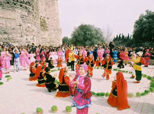 Празднование Новруз байрам (праздника весны и Нового года) в Азербайджане. Фото с сайта www.ksam.org