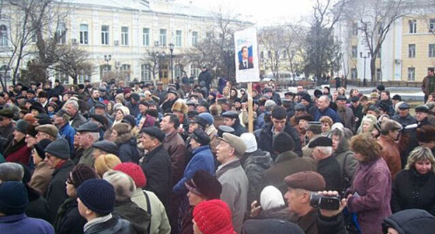 Митинг поддержки участникам голодовки. Астрахань, утро 20 марта 2010 года. Фото предоставлено участниками голодовки.