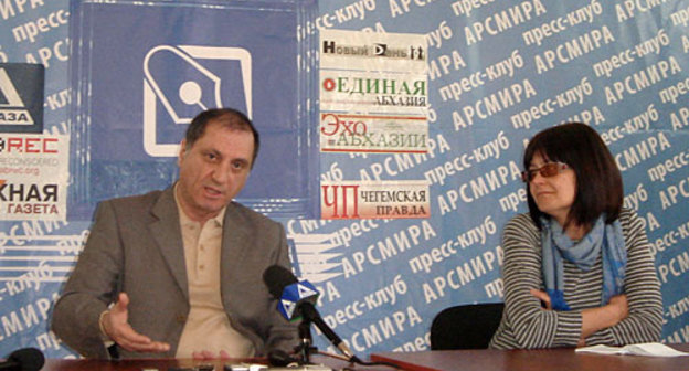 Премьер-министр Абхазии Сергей Шамба и председатель Ассоциации работников СМИ Изида Чания во время пресс-конференции в Сухуме. 20 марта 2010 года. Фото "Кавказского Узла"