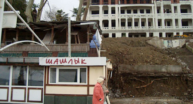 Строения в зоне санатория "Кавказская Ривьера". Сочи, март 2010 года. Фото "Кавказского Узла"