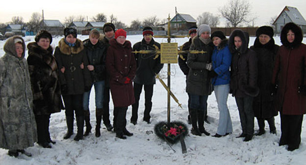 Инициативная группа граждан у памятного креста, посвященного воинам Сталинградской битвы, умершим от ран, медперсоналу военных госпиталей, которые располагались в бывшей школе и конюшнях хутора Прыщёвка. Март 2010 года. Фото "Кавказского Узла"