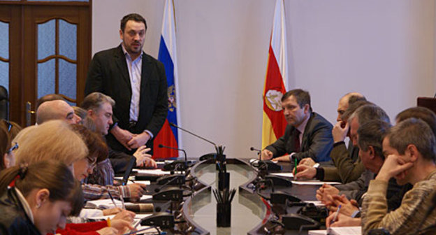 Владикавказ, член Общественной палаты РФ Максим Шевченко (стоит слева) на встрече с журналистами Северной Осетии. 21 марта 2010 года. Фото Владимира Мукагова