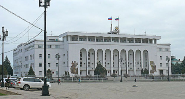Дагестан, Махачкала. Здание парламента, правительства и администрации президента, март 2010 года. Фото "Кавказского Узла"