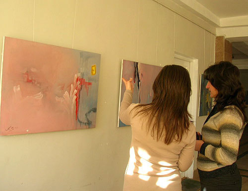 Нагорный Карабах, Степанакерт, на выставке финского художника Себастиана Боултера, 20 марта 2010 года. Фото "Кавказского Узла" Нагорный Карабах, Степанакерт, на выставке финского художника Себастиана Боултера, 20 марта 2010 года. Фото "Кавказского Узла"