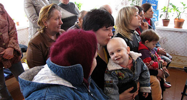 Визит "поезда милосердия" (скорой социальной помощи) в поселок Полтава-2 Азовского района Ростовской области. Жители поселка, 24 марта 2010 года. Фото "Кавказского Узла"