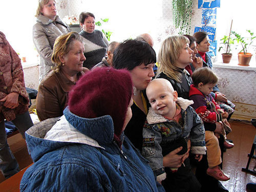 Визит "поезда милосердия" (скорой социальной помощи) в поселок Полтава-2 Азовского района Ростовской области. Жители поселка, 24 марта 2010 года. Фото "Кавказского Узла" Визит "поезда милосердия" (скорой социальной помощи) в поселок Полтава-2 Азовского района Ростовской области. Жители поселка, 24 марта 2010 года. Фото "Кавказского Узла"