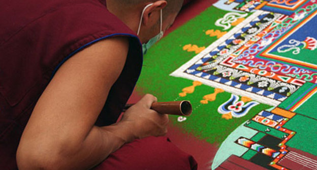 Монах во время ритуала возведения песочного дворца (мандалы) одного из буддийских божеств. Фотография предоставлена центральным хурулом Калмыкии "Золотая обитель Будды Шакьямуни"