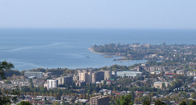 Абхазия, обзор с Сухумской горы на Сухум. Фото с сайта www.panoramio.com/photo/6980722