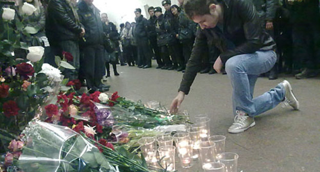 Москва, цветы на станции метро "Лубянка", вечер 29 марта 2010 года. Фото "Кавказского Узла"