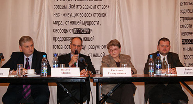 Дискуссия "Конфликты на Кавказе". Слева направо: Сергей Маркедонов,  Виктор Мизин, Светлана Ганнушкина и Войцех Гурецки. Москва, музей и общественный центр имени Андрея Сахарова, 16 марта 2010 года. Фото "Кавказского Узла"