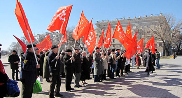 Митинг протеста ростовских коммунистов на Театральной площади. Ростов-на-Дону, 27 марта 2010 года. Фото "Кавказского Узла"
