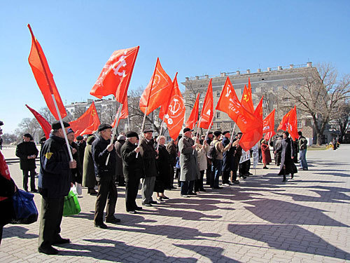 Митинг протеста ростовских коммунистов на Театральной площади. Ростов-на-Дону, 27 марта 2010 года. Фото "Кавказского Узла"