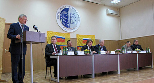 "Круглый стол" Актуальные вопросы развития образования, председатель совета "Справедливой России" в Ростовской области, депутат, заместитель председателя комитета по образованию Госдумы Виктор Шудегов (у микрофона). Фото "Кавказского Узла"