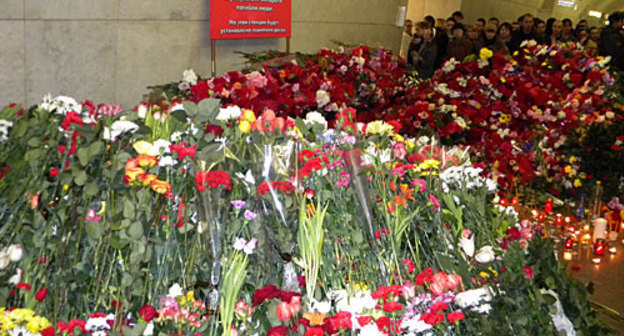 Москва, цветы на станции метро "Лубянка", 30 марта 2010 года. Фото "Кавказского Узла"