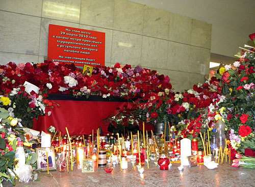 Москва, цветы и свечи на станции метро "Лубянка", 30 марта 2010 года. Фото "Кавказского Узла"