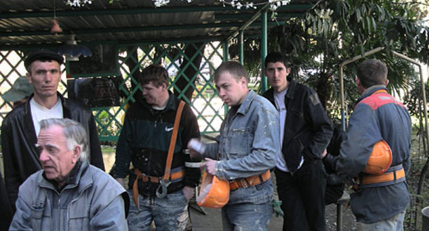 Забастовка оставшиеся без зарплаты строителей. Адлер, 31 марта 2010 года. Фото "Кавказского Узла"