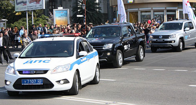 Встреча олимпийского и параолимпийского флагов в Сочи. Картеж с олимпийскими флагами выезжает с площади сочинского вокзала. 26 марта 2010 года. Фото "Кавказского Узла"