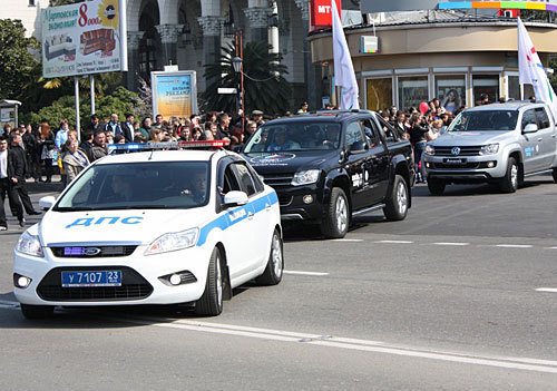 Встреча олимпийского и параолимпийского флагов в Сочи. Картеж с олимпийскими флагами выезжает с площади сочинского вокзала. 26 марта 2010 года. Фото "Кавказского Узла"