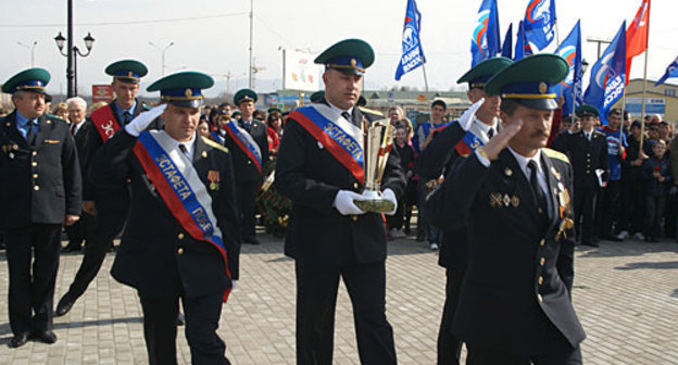 Владикавказ,  25 марта 2010 года. Передача "Эстафеты Победы" возле памятной стелы "Город воинской славы". Фото "Кавказского Узла"