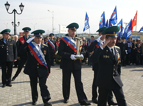 Владикавказ, 25 марта 2010 года. Передача "Эстафеты Победы" возле памятной стелы "Город воинской славы". Фото "Кавказского Узла" Владикавказ, 25 марта 2010 года. Передача "Эстафеты Победы" возле памятной стелы "Город воинской славы". Фото "Кавказского Узла"