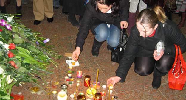 Акция памяти жертв теракта в московском метро 29 марта 2010 года. Москва, станция метро "Лубянка", вечер 30 марта 2010 года. Фото "Кавказского Узла"