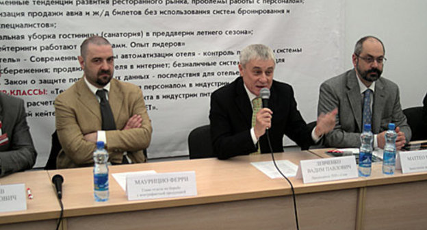 Презентация Делового центра Италии. Слева направо: Маурицио Ферри, глава Отдела по борьбе с контрафактной продукцией, Вадим Левченко, председатель торгово-промышленной палаты (ТПП) Сочи и Маттео Мазини, заместитель директора Московского представительства Института внешней торговли Италии. 2 апреля 2010 года. Фото "Кавказского Узла"