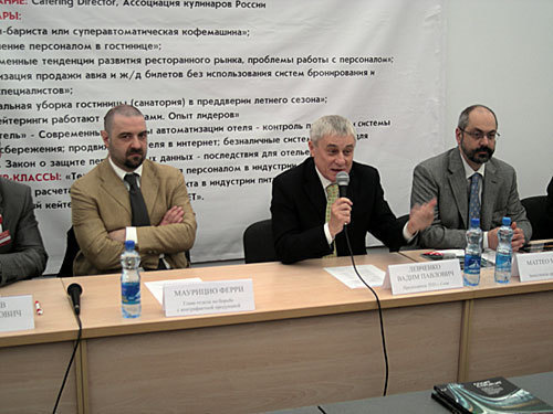 Презентация Делового центра Италии. Слева направо: Маурицио Ферри, глава Отдела по борьбе с контрафактной продукцией, Вадим Левченко, председатель торгово-промышленной палаты (ТПП) Сочи и Маттео Мазини, заместитель директора Московского представительства Института внешней торговли Италии. 2 апреля 2010 года. Фото "Кавказского Узла" Презентация Делового центра Италии. Слева направо: Маурицио Ферри, глава Отдела по борьбе с контрафактной продукцией, Вадим Левченко, председатель торгово-промышленной палаты (ТПП) Сочи и Маттео Мазини, заместитель директора Московского представительства Института внешней торговли Италии. 2 апреля 2010 года. Фото "Кавказского Узла"