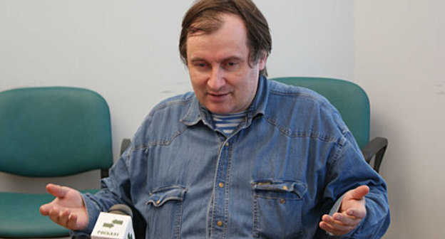 Дискуссия "Кто взорвал Москву и Кизляр: исламисты, сепаратисты или просто бандиты?" Член правления международного общества "Мемориал" Александр Черкасов. Москва, 1 апреля 2010 года. Фото "Кавказского Узла"