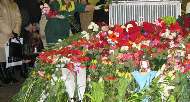 Акция памяти жертв теракта в московском метро 29 марта 2010 года. Москва, станция метро "Лубянка", 30 марта 2010 года. Фото "Кавказского Узла"