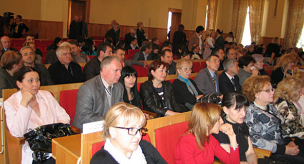 В парламентских слушаниях участвовали депутаты, представители СМИ и общественности. Владикавказ, 2 апреля 2010 года. Фото "Кавказского Узла"