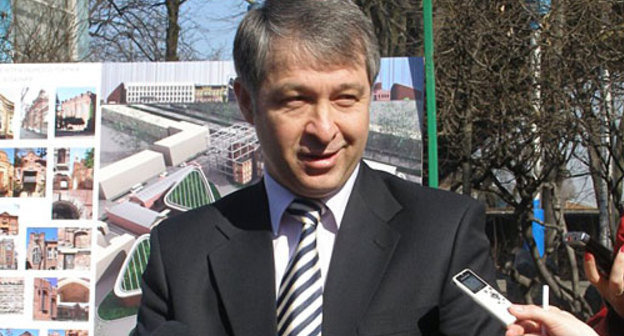 Мэр Владикавказа Сергей Дзантиев рассказывает журналистам о перспективах развития города, 29 марта 2010 года. Фото "Кавказского Узла"