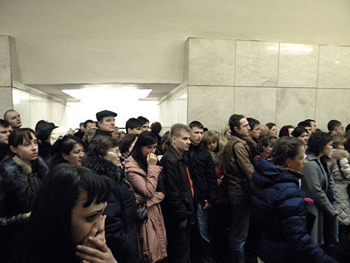 Акция памяти жертв теракта в московском метро 29 марта 2010 года. Москва, станция метро "Лубянка", 30 марта 2010 года. Фото "Кавказского Узла"